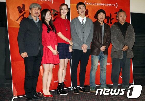 본문 이미지 - 배우 손병호, 박소영, 김유미, 정우, 이주형 감독, 김기덕 감독(왼쪽부터)이 31일 오후 서울 성동구 CGV 왕십리에서 열린 영화 '붉은 가족' 언론시사 및 기자간담회에 참석해 포즈를 취하고 있다.'붉은 가족(이주형 감독)'은 행복하게 위장한 겉모습과 달리, 위험한 비밀 활동으로 하루하루 죽음의 공포 속에 살아가는 고정간첩 가족 '진달래'의 이야기를 그린 작품으로 내달 6일 개봉된다. 2013.10.31 /뉴스1  © News1   (서울=뉴스1)