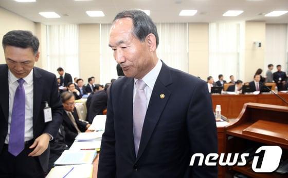 본문 이미지 - 박승춘 국가보훈처장이 31일 서울 여의도 국회 정무위원회에서 열린 국무조정실, 국가보훈처 등에 대한 국정감사가 자신의 발언과 답변 태도로 정회되자 국감장을 나서고 있다. 2013.10.31/뉴스1 © News1   허경 기자