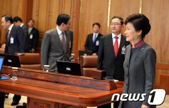 본문 이미지 - 박근혜 대통령이 31일 오전 청와대에서 열린 수석비서관회의를 주재하기 위해 입장하고 있다. (문화체육관광부 제공) 2013.10.31/뉴스1 © News1 박철중 기자