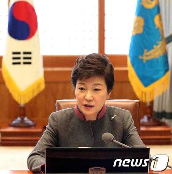 본문 이미지 - 박근혜 대통령이 31일 오전 청와대에서 수석비서관회의를 주재하고 있다. &#40;문화체육관광부 제공&#41; 2013.10.31/뉴스1 © News1   박철중 기자