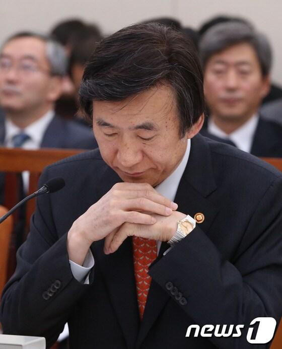 본문 이미지 - 윤병세 외교부 장관이 31일 서울 여의도 국회에서 열린 외교통일위원회 국정감사에서 의원들의 질의를 듣고 있다. 2013.10.31/뉴스1 © News1 송원영 기자