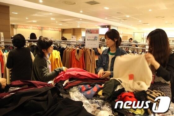 본문 이미지 - 주요 백화점들과 대형마트들이 11월 대대적으로 '창립기념 행사'를 펼친다. © News1  