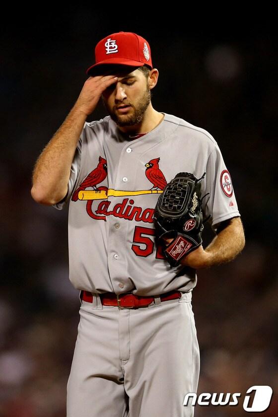 본문 이미지 - 31일(한국시간) 월드시리즈 6차전에 선발 등판한 마이클 와카(세인트루이스 카디널스)가 경기 도중 잘 풀리지 않자 당혹스런 표정을 지으며 땀을 닦고 있다. © AFP=News1  