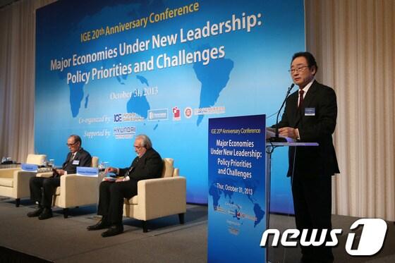 본문 이미지 - 사공일 세계경제연구원 이사장이 지난 달 31일 오전 서울 중구 플라자호텔에서 열린 세계경제연구원 창립 20주년 기념 국제회의에서 이홍구 전 총리, 도미니크 스트로스 칸 전 국제통화기금(IMF) 총재(왼쪽부터)가 참석한 가운데 개회사를 하고 있다. 2013.10.31/뉴스1 © News1   한재호 기자