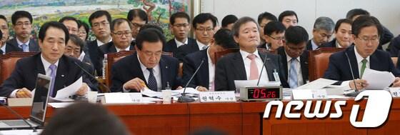 본문 이미지 - 31일 서울 여의도 국회에서 열린 산업통상자원위원회 국정감사에서 증인들이 의원들의 질의를 받고 있다. 왼쪽부터 최흥집 강원랜드 사장, 권혁수 대한석탄공사 사장, 고정식 한국광물자원공사 사장, 권혁인 한국광해관리공단 이사장. 2013.10.31/뉴스1 © News1   송원영 기자