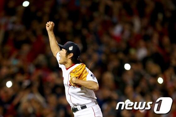 본문 이미지 - 우에하라 고지(보스턴 레드삭스)가 31일 열린 세인트루이스 카디널스와의 월드시리즈 6차전에서 9회초 마지막 아웃카운트를 삼진으로 잡아내며 우승을 확정지은 뒤  주먹을 불끈 쥐며 포효하고 있다. © AFP=News1  