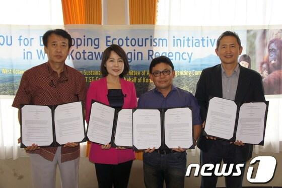 본문 이미지 - 30일 전현희(왼쪽 두 번째)저탄소친환경위원회 위원장이 코란도 기업과 업무협약 체결 후 기념촬영하고 있다.© News1 