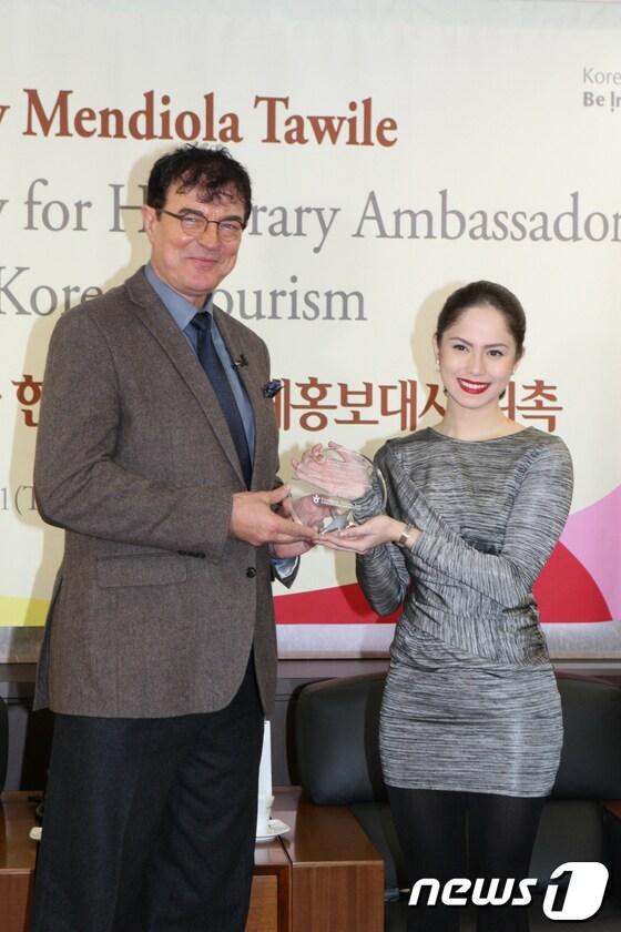 본문 이미지 - 한국관광명예홍보대사로 위촉된 제시 멘디올라가 이참  한국관광공사 사장과 기념 촬영을 하고 있다.© News1  