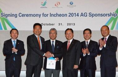 본문 이미지 - 신한은행이 2014 인천아시아경기대회 공식 후원은행으로 선정됐다.  31일 하얏트 리젠시 인천호텔에서 2014 인천아시아경기대회의 성공적인 개최를 위한 공식 후원 계약 체결식이 있었다.  왼쪽 두번째부터 송영길 인천광역시장, 다케다 쯔네가쯔 아시아올림픽평의회 부회장, 신한은행 서진원 은행장. © News1  