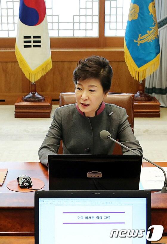 본문 이미지 - 박근혜 대통령이 31일 오전 청와대에서 수석비서관회의를 주재하고 있다. &#40;청와대 제공&#41; 2013.10.31/뉴스1 © News1 박철중 기자