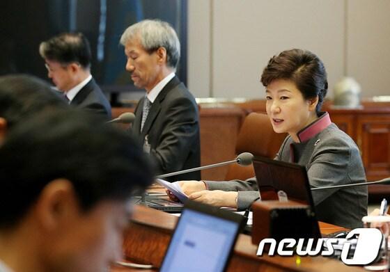본문 이미지 - 박근혜 대통령이 지난달 31일 오전 청와대에서 수석비서관회의를 주재하고 있다. (청와대 제공) /뉴스1 © News1 박철중 기자