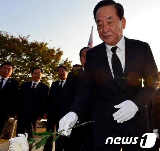 본문 이미지 - 국회의원 화성갑 보궐선거에서 당선된 서청원 당선자가 31일 오전 화성시 송산동 현충탑에서 호국영령들에게 헌화를 하고 있다.2013.10.31/뉴스1 © News1 최영호 기자