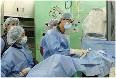 본문 이미지 - 안양윌스기념병원 오종양 원장이 척추협착증 환자에게 ‘척추관풍선확장술’을 시행하고 있다.© News1  