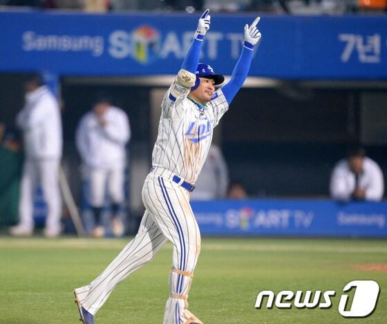 본문 이미지 - &#39;2013 한국야쿠르트 세븐 프로야구&#39; 한국시리즈 6차전 두산베어스와 삼성라이온즈의 경기가 31일 대구야구장에서 열렸다.삼성 7회말 공격 2사 1,2루 상황 박한이가 스리런 홈런을 날린 후 홈을 향해 내달리고 있다. 2013.10.31/뉴스1 © News1 이동원 기자