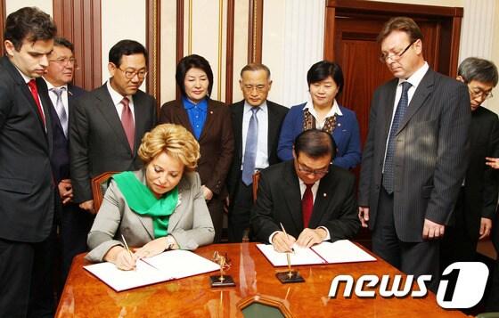 본문 이미지 - 러시아를 공식방문 중인 강창희 국회의장이 3일&#40;현지시간&#41; 오전 러시아 모스크바 연방의회에서 마트비엔코 상원의장을 만나 양국간 의회협력 관계 구축 및 경제협력 협정을 체결하고 있다. &#40;국회 제공&#41; 2013.10.3/뉴스1 © News1   