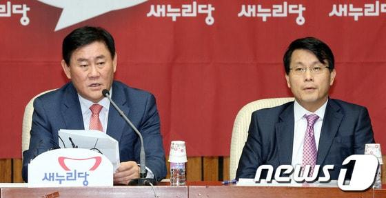 본문 이미지 - 새누리당 최경환 원내대표가 4일 오전 서울 여의도 국회에서 열린 국정감사 대비 사전점검회의에서 모두발언을 하고 있다. 최 원내대표는 이 자리에서 