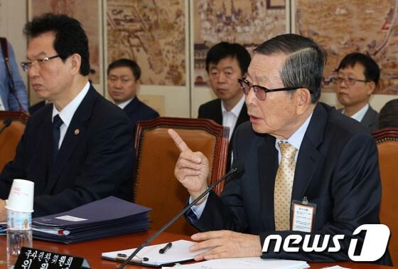 본문 이미지 - 야권의 사퇴 압박을 받고 있는 유영익 국사편찬위원장이 4일 서울 여의도 국회에서 열린 교육문화체육관광위원회 전체회의에서 의원들의 질의에 답하고 있다. 2013.10.4/뉴스1 © News1   오대일 기자