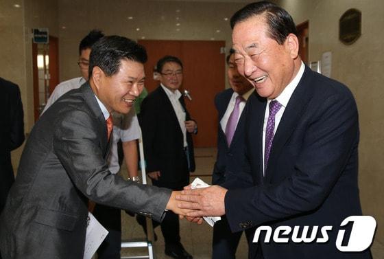 본문 이미지 - 10·30재보선 경기 화성갑에서 새누리당 공천을 받은 서청원 전 한나라당 대표가 4일 오전 서울 여의도 국회 정론관 앞에서 새누리당 공천심사위원장인 홍문종 사무총장과 인사를 나누고 있다. 2013.10.4/뉴스1 © News1 송원영 기자