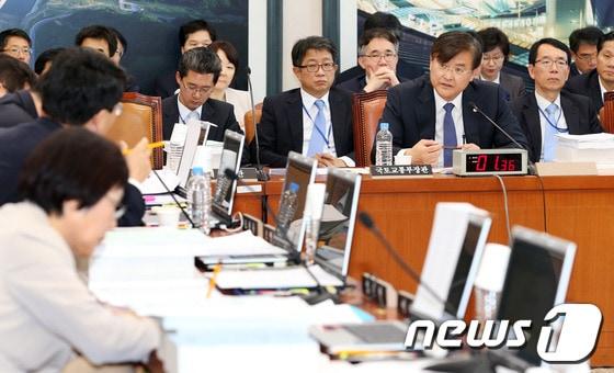 본문 이미지 - 서승환 국토교통부 장관이 4일 서울 여의도 국회에서 열린 국토교통위원회 전체회의에 출석해 의원들의 질의에 답하고 있다. 2013.10.4/뉴스1 © News1   오대일 기자