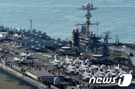 본문 이미지 - 미국 해군 7함대 소속 항공모함인 조지워싱턴호&#40;9만7천t급&#41;가 지난 4일 오전 부산 해군작전기지로 입항하고 있다. 떠다니는 군사기지로 불리는 조지워싱턴호는 축구장 3배 크기로, 갑판과 격납고에는 전폭기인 슈퍼호넷&#40;F/A-18E/F&#41;과 호넷&#40;F/A-18A/C&#41;, 조기경보기인 E-2C&#40;호크아이 2000&#41;, 전자전투기&#40;EA-6B&#41;, 대잠수함 초계헬기 시호크&#40;SH-60F&#41; 등 70여대의 항공기가 탑재돼 있다. 조지워싱턴 항모강습단은 8일부터 남해 상에서 진행되는 한·미·일 해상훈련에 참여한다. 2013.10.4/뉴스1 © News1 전혜원 기자