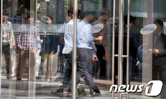 본문 이미지 - 서울 서초동 삼성전자 본사 현관 입구로 직원들이 점심식사를 마치고 들어가고 있다. 2013.10.4/뉴스1 © News1   최영호 기자