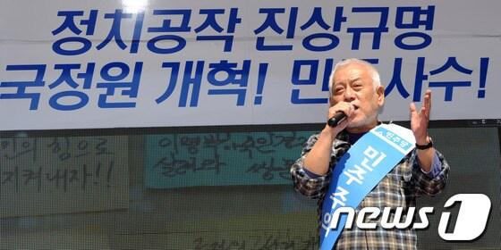 본문 이미지 - 김한길 민주당대표가 4일 오전 충북 청주시 상당구 성안길에서 열린 민주·민생살리기 충북결의대회에서 인사말을 하고 있다. 2013.10.4/뉴스1 © News1   김용빈 기자