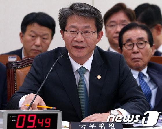 본문 이미지 - 류길재 통일부 장관이 4일 서울 여의도 국회에서 열린 외교통일위원회 전체회의에서 의원들의 질의에 답변하고 있다. 2013.10.4/뉴스1 © News1   송원영 기자