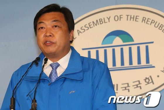 본문 이미지 - 10·30 재보선 경기 화성갑 오일용 민주당 예비후보가 4일 서울 여의도 국회 정론관에서 기자회견을 열고 있다. 오 예비후보는 이날 기자회견에서 새누리당 후보로 확정된 서청원 전 한나라당 대표에 대해 