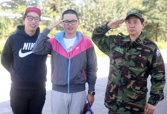 본문 이미지 - 개그맨 최효종이 4일 오후 충남 논산육군훈련소에 입대 전 배웅 온 동료 박성호, 정범균과 인사를 나누고 있다.최효종은 훈련소에서 기초 군사훈련을 받은 뒤 서울경찰홍보단&#40;구 호루라기 연극단&#41;에서 복무할 예정이다. 2013.10.4 뉴스1  © News1   &#40;논산=뉴스1&#41;