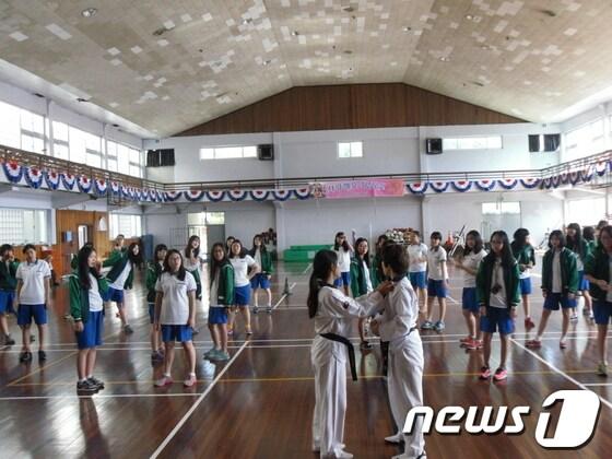 본문 이미지 - 2일 여고생들이 호신술 아카데미에서 실습하고 있다.© News1 