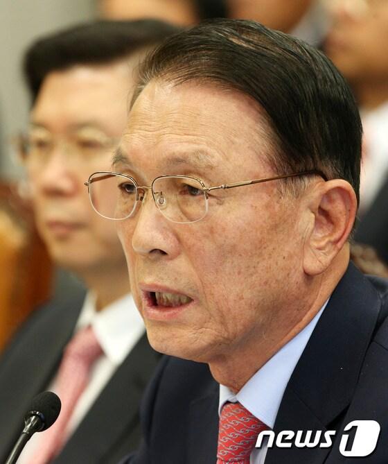 본문 이미지 - 김기춘 대통령 비서실장이 4일 오후 서울 여의도 국회에서 열린 운영위원회 전체회의에 출석해 의원들의 질의에 답하고 있다. 2013.10.4/뉴스1 © News1   오대일 기자