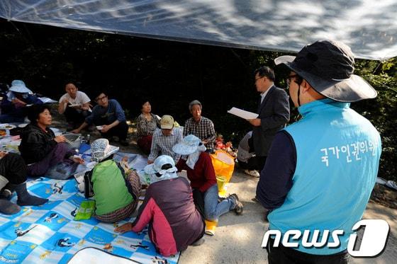 본문 이미지 - 4일 오후 경남 밀양 단장면 89번 공사현장으로 가는 평리입구에서 국가인권위원회 관계자들이 주민들의 불편사항을 들어주고 있다./뉴스1 © News1 전혜원 기자