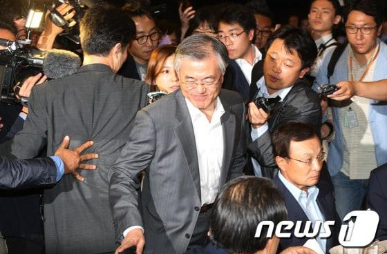 본문 이미지 - 민주당 문재인이 4일 저녁 서울 종로구 세종문화회관 세종홀에서 노무현재단 주최로 열린 10·4 남북정상선언 6주년 기념식에서 취재진의 질문을 받고 있다. 2013.10.4/뉴스1 © News1   송원영 기자