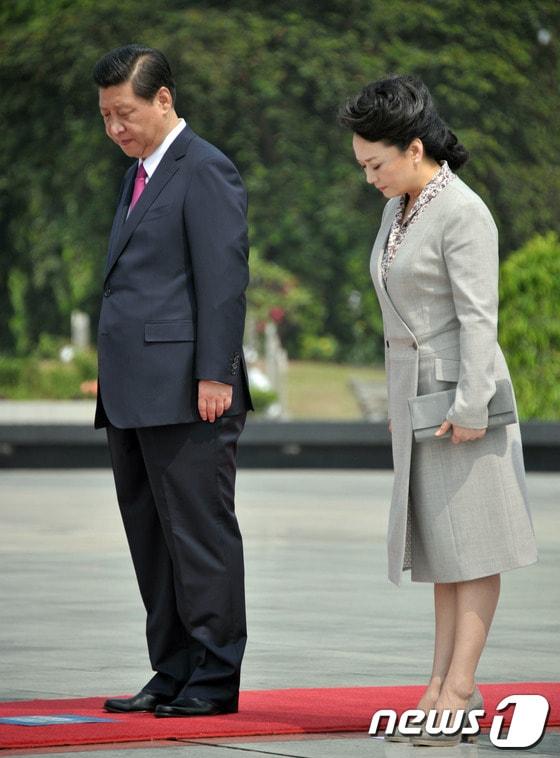 본문 이미지 - 시진핑 중국 국가 주석의 부인인 펑리위안이 3일 인도네시아 자카르타를 방문했다. © AFP=뉴스1 