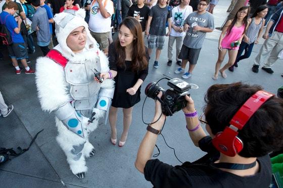 본문 이미지 - 온게임넷의 조은나래 리포터가 팬들을 인터뷰하고 있다.© News1  