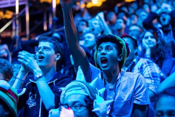 본문 이미지 - 지난해 열린  리그오브레전드 챔피언십에서 SK텔레콤이 승리를 거두자 팬들이 열광하고 있다.© News1 