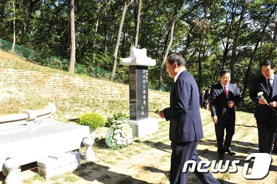 본문 이미지 - 10.30 경기 화성갑 보궐선거 새누리당 후보로 공천을 받은 서청원 전 한나라당 대표가 5일 오후 고&#40;故&#41; 고희선 전 의원 묘소를 참배하고 있다.&#40;서청원 예비후보 사무소 제공&#41;© News1  