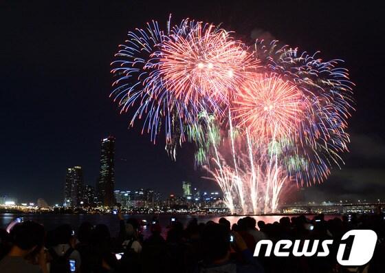 본문 이미지 - 5일 저녁 서울 여의도 63빌딩 앞에서 열린 2013 서울세계불꽃축제에서 화려한 불꽃들이 깊어가는 가을 밤하늘을 수놓고 있다. 2013.10.5/뉴스1 © News1 박지혜 기자