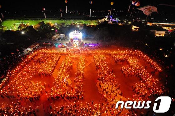 본문 이미지 - 김제지평선 축제 나흘째인 5일 오후 전북 김제시 벽골제 관광지에서 김제 시민 2013명이 참여해 지평선을 밝히는 벽골제 횃불 퍼레이드가 진행되고 있다.2013.10.5/뉴스1 © News1 김대웅 기자