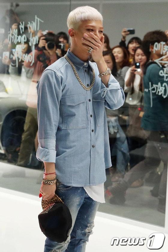 본문 이미지 - 빅뱅 지드래곤이 5일 오후 경기 고양시 일산 킨텍스에서 열린 '니가 뭔데' 뮤직비디오 촬영현장에서 리허설을 하고 있다. 2013.10.5 스타뉴스/뉴스1 © News1   