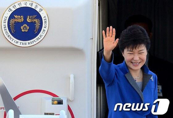 본문 이미지 - 박근혜 대통령이 6일 오전 경기도 성남 서울공항을 통해 6박 8일간의 일정으로 인도네시아 발리에서 열리는 아시아·태평양 경제협력체&#40;APEC&#41; 정상회의와 브루나이에서 예정된 한-아세안&#40;ASEAN&#41; 정상회의, 아세안&#40;ASEAN&#41;+3 정상회의, 동아시아 정상회의&#40;EAS&#41; 등의 참석을 위해 출국하고 있다. 2013.10.6/뉴스1 © News1   박정호 기자