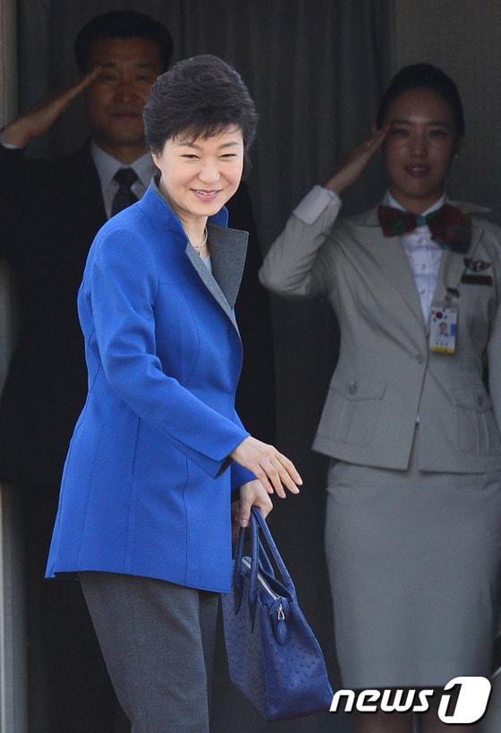 본문 이미지 - 박근혜 대통령이 6일 오전 경기도 성남 서울공항을 통해 6박 8일간의 일정으로 인도네시아 발리에서 열리는 아시아·태평양 경제협력체&#40;APEC&#41; 정상회의와 브루나이에서 예정된 한-아세안&#40;ASEAN&#41; 정상회의, 아세안&#40;ASEAN&#41;+3 정상회의, 동아시아 정상회의&#40;EAS&#41; 등의 참석을 위해 출국하고 있다. 2013.10.6/뉴스1 © News1   박정호 기자