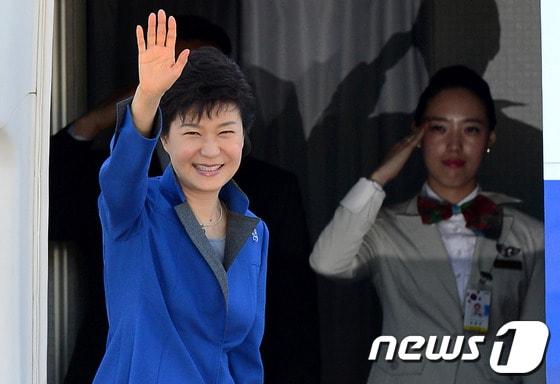본문 이미지 - 박근혜 대통령이 2일 프랑스와 영국, 벨기에 등 서유럽 국가 순방길에 오른다. 사진은 박 대통령이 지난 6일 오전 인도네시아·브루나이 순방차 출국하기 위해 경기도 성남 서울공항에서 전용기에 올라 손을 흔들며 인사하고 있는 모습. 2013.10.6/뉴스1 © News1   박정호 기자