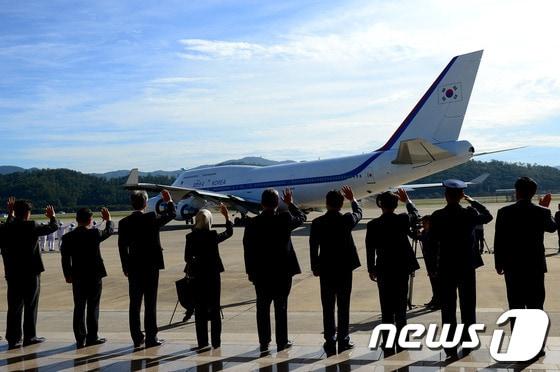 본문 이미지 - 6일 오전 경기도 성남 서울공항에서 정부 관계자와 인도네시아 대사관 관계자들이 6박 8일간의 일정으로 해외 순방길에 오른 박근혜 대통령을 환송하고 있다. 박 대통령은 인도네시아 발리에서 열리는 아시아·태평양 경제협력체&#40;APEC&#41; 정상회의와 브루나이에서 예정된 한-아세안&#40;ASEAN&#41; 정상회의, 아세안&#40;ASEAN&#41;+3 정상회의, 동아시아 정상회의&#40;EAS&#41; 등의 참석한다. 2013.10.6/뉴스1 © News1 박정호 기자