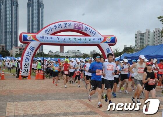 본문 이미지 - 울산지역 마라톤 동호인들의 한마당 축제인 '제12회 동강건강마라톤 대회'가 6일 태화강 대공원 일원에서 열렸다. © News1  
