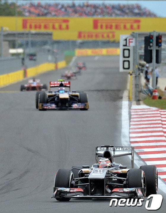 본문 이미지 - 지난 10월 6일 오후 전남 영암 코리아인터내셔널 서킷에서 열린 F1 코리아 그랑프리 결선경기에서 자우버팀 니코 홀켄버그(앞)을 비롯한 F1머신들이 질주하고 있다. 2013.10.6/뉴스1 © News1 박세연 기자