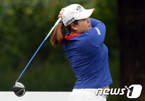 본문 이미지 - 골프선수 박인비가 6일&#40;현지시간&#41; 중국 베이징 파인 밸리 골프 클럽&#40;파73·6596야드&#41;에서 열린 미국여자프로골프&#40;LPGA&#41;  투어 레인우드 클래식 마지막 라운드의 2번홀에서 티샷을 날리고 있다. © AFP=News1  