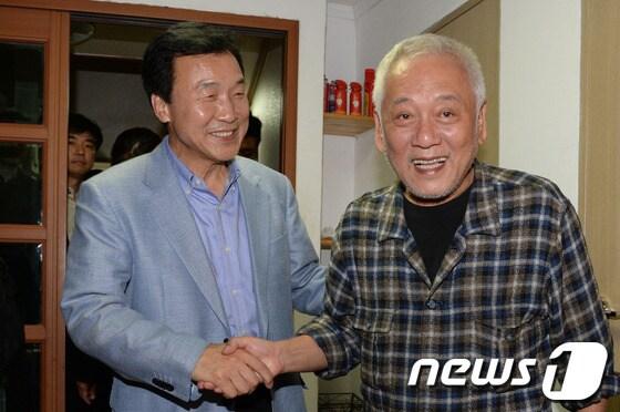 본문 이미지 - 민주당 김한길 대표와 손학규 전 대표가 6일 저녁 서울 종로구 내자동의 한 한식당에서 회동을 마친 후 인사 나누고 있다. 김 대표는 이날 손 전 대표가 전·현직 의원들과의 만찬을 갖는 자리에 찾아가 단독 회동을 가졌다. 한편 손 전 대표는 