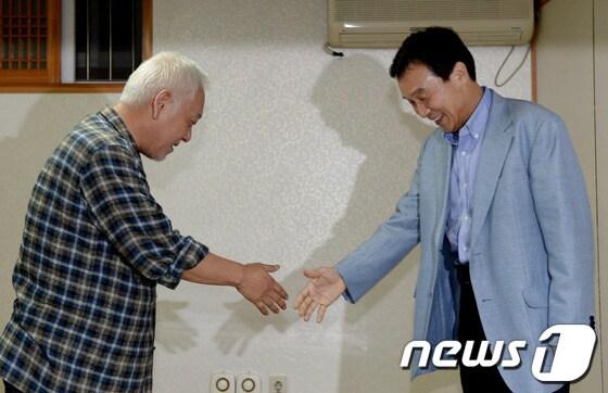 본문 이미지 - 민주당 김한길 대표와 손학규 전 대표가 6일 저녁 서울 종로구 내자동의 한 한식당에서 회동을 갖기에 앞서 인사 나누고 있다.김 대표는 이날 손 전 대표가 전·현직 의원들과의 만찬을 갖는 자리에 찾아가 단독 회동을 가졌다. 한편 손 전 대표는 