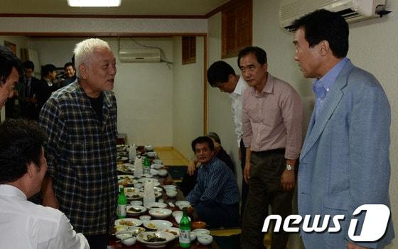 본문 이미지 - 민주당 김한길 대표가 6일 저녁 서울 종로구 내자동의 한 식당에서 손학규 전 대표 등 전·현직 의원들과의 만찬을 갖는 자리를 찾아 참석 의원들과 인사 나누고 있다. 이날 단독회동 후 손 전 대표는 